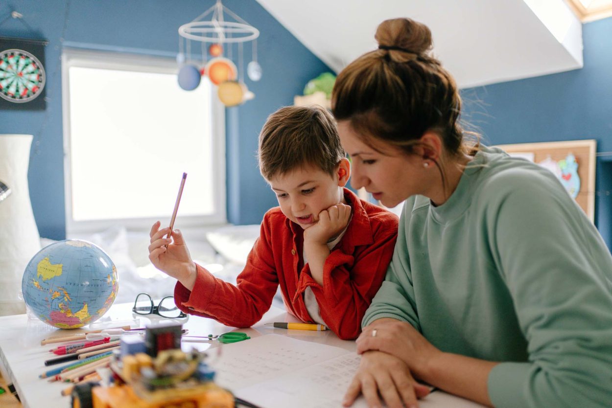 Aider son enfant à faire ses devoirs