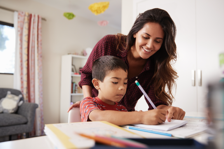 Comment aider son enfant avec devoirs et leçons au primaire
